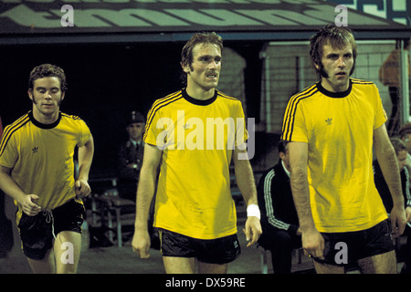 Calcio, 2. Bundesliga Nord, 1974/1975, Westfalen Stadium, Borussia Dortmund contro il Rot Weiss Oberhausen 4:0, il rodaggio di Dortmund giocatori per la seconda metà, Hans-Gerd Schildt 2.f.l., Hans-Werner Hartl 3.F.L. Foto Stock