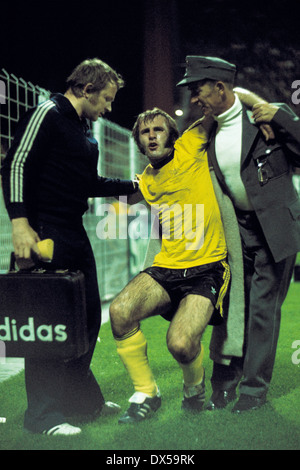 Calcio, 2. Bundesliga Nord, 1974/1975, Westfalen Stadium, Borussia Dortmund contro il Rot Weiss Oberhausen 4:0, Hans-Werner Hartl feriti, aiutanti di supporto Foto Stock