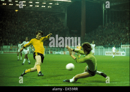 Calcio, 2. Bundesliga Nord, 1974/1975, Westfalen Stadium, Borussia Dortmund contro il Rot Weiss Oberhausen 4:0, Friedhelm Schwarze (BVB) punteggi di sinistra di un obiettivo a 4:0 contro il detentore Dieter Ferner Foto Stock