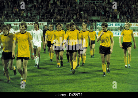 Calcio, 2. Bundesliga Nord, 1974/1975, Westfalen Stadium, Borussia Dortmund contro il Rot Weiss Oberhausen 4:0, fine della partita, lasciando f.l.t.r. Klaus Ackermann (BVB), Lothar Huber (BVB), Stojan Vukasinovic (RWO), Hans-Gerd Schildt (BVB), Friedhelm Schw Foto Stock