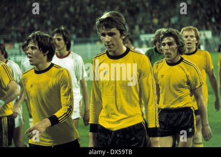 Calcio, 2. Bundesliga Nord, 1974/1975, Westfalen Stadium, Borussia Dortmund contro il Rot Weiss Oberhausen 4:0, fine della partita, lasciando f.l.t.r. Friedhelm Schwarze (BVB), Stojan Vukasinovic (RWO), ?, Egwin Wolf (BVB), Dieter Goldbach (BVB) Foto Stock