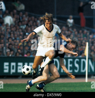 Calcio, Bundesliga, 1974/1975, Stadio an der Castroper Strasse, VfL Bochum contro FC Schalke 04 2:1, affrontando, Herbert Luetkebohmert (S04) di sinistra e di Jupp Tenhagen (VFL) Foto Stock