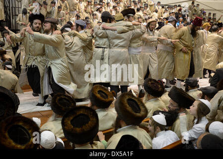 Gerusalemme, Israele. Xvii Mar, 2014. Ultra-Orthodox uomini ebraica del Toldot Aharon setta celebrare la festa di Purim holiday in ultra-ortodossi Mea Shearim intorno a Gerusalemme il 17 marzo 2014. La festa di Purim commemora il salvataggio degli ebrei da un genocidio in antica Persia Credito: Gili Yaari/NurPhoto/ZUMAPRESS.com/Alamy Live News Foto Stock