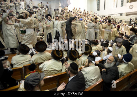 Gerusalemme, Israele. Xvii Mar, 2014. Ultra-Orthodox uomini ebraica del Toldot Aharon setta celebrare la festa di Purim holiday in ultra-ortodossi Mea Shearim intorno a Gerusalemme il 17 marzo 2014. La festa di Purim commemora il salvataggio degli ebrei da un genocidio in antica Persia. Credito: Gili Yaari/NurPhoto/ZUMAPRESS.com/Alamy Live News Foto Stock