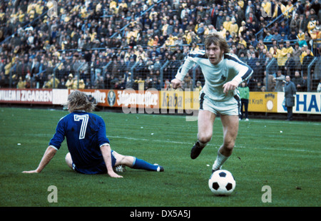 Calcio, Bundesliga, 1974/1975, Stadio am Boekelberg, Borussia Moenchengladbach versus VfL Bochum 3:0, Henning Jensen (MG) dribbling attorno ad un lettore di Bochum Foto Stock