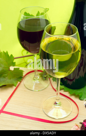 Bicchieri di vino rosso e bianco e il cuore della burocrazia. Vite, bottiglia, scheda. Foto Stock