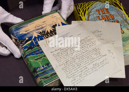 Londra, UK, 18 marzo 2014. Lettera inedita di J.R.R. Tolkien per i suoi editori per discutere le difficoltà di completare la terza parte della trilogia del Signore degli anelli (Il Ritorno del Re) è venduto come parte di Bonhams' libri, mappe, manoscritti e fotografie storiche d'aste. La lettera è atteso per il fetch £ 6.000-£8.000. La vendita comprende anche una prima edizione di The Hobbit (£10.000-£15.000) e di una seconda edizione del Signore degli Anelli firmata da Tolkien (£3.000-£4.000). Credito: Nick Savage/Alamy Live News Foto Stock
