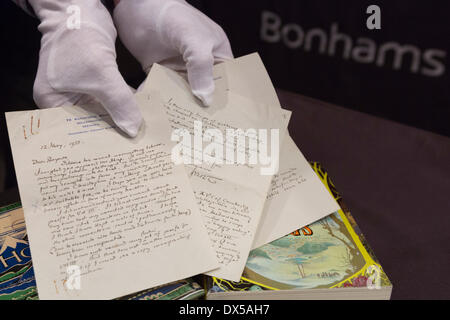 Londra, UK, 18 marzo 2014. Lettera inedita di J.R.R. Tolkien per i suoi editori per discutere le difficoltà di completare la terza parte della trilogia del Signore degli anelli (Il Ritorno del Re) è venduto come parte di Bonhams' libri, mappe, manoscritti e fotografie storiche d'aste. La lettera è atteso per il fetch £ 6.000-£8.000. La vendita comprende anche una prima edizione di The Hobbit (£10.000-£15.000) e di una seconda edizione del Signore degli Anelli firmata da Tolkien (£3.000-£4.000). Credito: Nick Savage/Alamy Live News Foto Stock