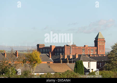 Lorne Street cotonificio edificio, in Farnworth, Bolton, Lancashire, guardando sopra case a schiera in Mosè area di gate. Foto Stock