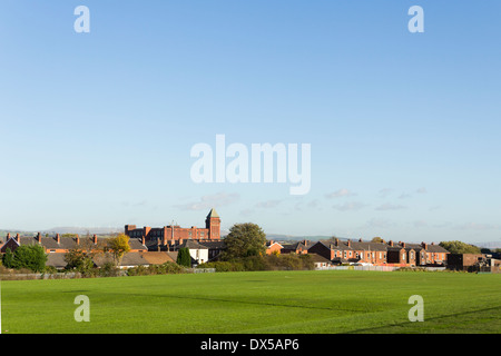 Lorne Street cotonificio edificio, in Farnworth, Bolton, Lancashire, guardando sopra case a schiera in Mosè area di gate. Foto Stock