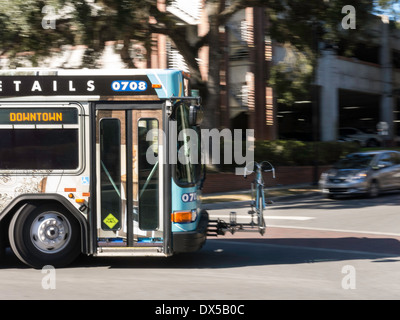 Bus con Portabiciclette sulla parte anteriore, Gainesville, FL Foto Stock