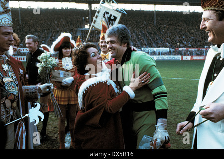 Calcio, 2. Bundesliga Nord, 1974/1975, Westfalenstadion, Borussia Dortmund contro Fortuna Colonia 1:0, carnevale in Westfalia, il carnevale principessa abbracciando il detentore Wolfgang Fahrian (Fortuna) Foto Stock