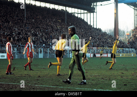 Calcio, 2. Bundesliga Nord, 1974/1975, Westfalenstadion, Borussia Dortmund contro Fortuna Colonia 1:0, Klaus Ackermann punteggi il golden goal, esultanza Dortmund giocatori, keeper Wolfgang Fahrian (Fortuna) è frustrato Foto Stock