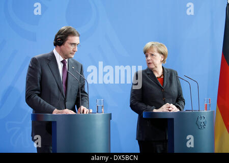 Berlino, Germania. Mars 18th, 2014. Il cancelliere riceve il primo ministro portoghese Pedro Passos Coelho nella sede del Cancelliere tedesco a Berlino per uno scambio di opinioni nel piccolo Kreis. Discute le questioni sono state le relazioni bilaterali come l'attuale politica europea e politica economica internazionale. / Immagine: Pedro Passos Coelho, Primo ministro portoghese e il Cancelliere tedesco Angela Merkel Credito: Reynaldo Chaib Paganelli/Alamy Live News Foto Stock