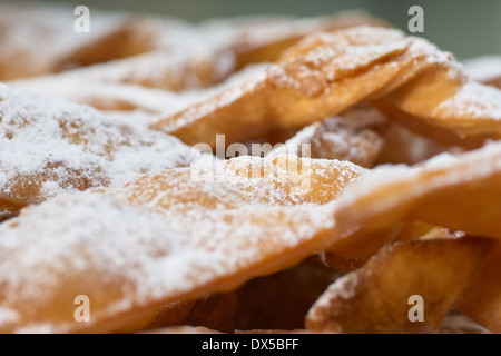 La preparazione tradizionale polacco torte crunch chiamato Faworki Chrust o. Foto Stock