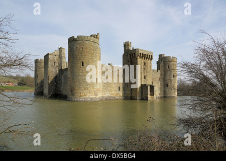 Il moated Bodium castello in East Sussex Foto Stock