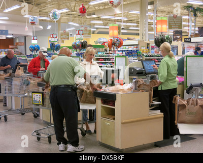 Gli amanti dello shopping al momento del check out il cavalletto con il cassiere, Publix Super mercato in Flagler Beach, Florida Foto Stock