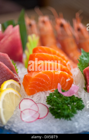 In stile giapponese sashimi assortiti piatto di cui sopra il ghiaccio tritato Foto Stock