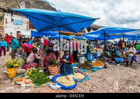 Pisac, Perù - Luglio 14, 2013: persone in Pisac Market nelle Ande peruviane a Pisac Perù su luglio 14th, 2013 Foto Stock