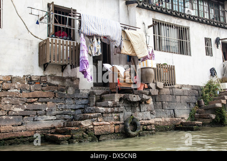 Persone;Casa;e mercati lungo il canale di Souzhou;Cina conosciuta come la Venezia dell'Est e le sue fabbriche di seta Foto Stock