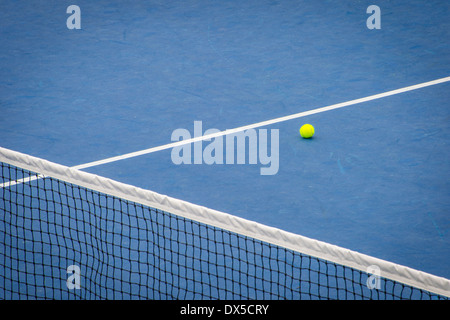 Blue Campo da Tennis con palla da tennis Foto Stock