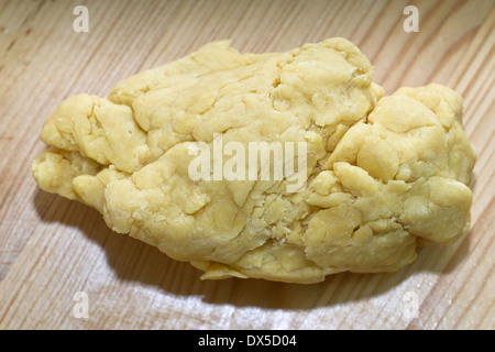 La preparazione tradizionale polacco torte crunch chiamato Faworki Chrust o. Foto Stock