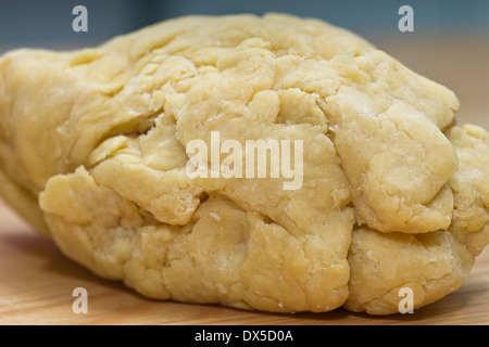 La preparazione tradizionale polacco torte crunch chiamato Faworki Chrust o. Foto Stock