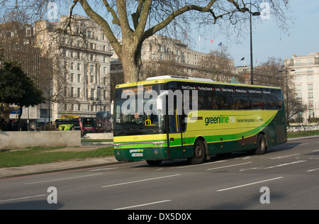 Un Greenline Exprees autobus azionati da arriva il Shires passa Marble Arch. Il pullman è un VDL SB4000 con un Van Hool Alize corpo Foto Stock