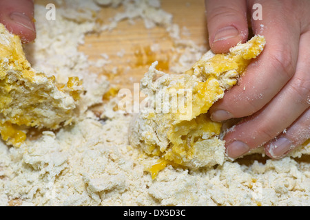 La preparazione tradizionale polacco torte crunch chiamato Faworki Chrust o. Foto Stock