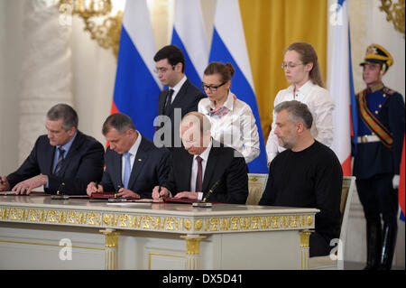 Mosca, Russia. Xviii Mar, 2014. Il presidente russo Vladimir Putin (2a R, anteriore) e di leader di Crimea hanno firmato un trattato di accettare la Repubblica di Crimea e la città di Sebastopoli come parte del territorio russo a Mosca, Russia, Marzo 18, 2014. Credito: RIA Novosti/Xinhua/Alamy Live News Foto Stock