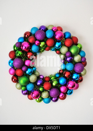 Ancora vita immagine di un vacanza meravigliosa ghirlanda fatta di Natale baubles su sfondo bianco Foto Stock