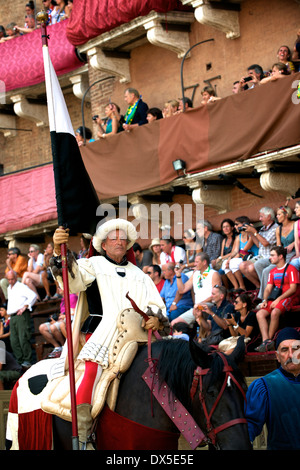 Il Palio di Siena 2011- La Giraffa cresce Foto Stock