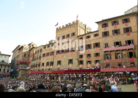 Il Palio di Siena 2011- La Giraffa cresce Foto Stock