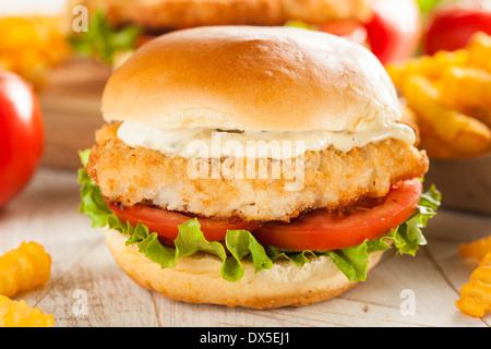 Pesce impanati sandwich con salsa tartara e patatine fritte Foto Stock