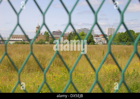 Skyline visto attraverso la recinzione presso l'ex mattatoio sito su Bellgrove Street a Glasgow, Scozia Foto Stock