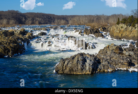 Grande cade sul fiume Potomac, Washington DC, Stati Uniti d'America in inverno con la formazione di ghiaccio sulle cascate Foto Stock