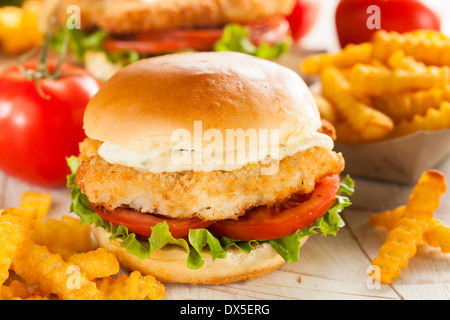 Pesce impanati sandwich con salsa tartara e patatine fritte Foto Stock