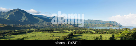 Hanalei Bay in Kauai con la Na Pali mountain range in background, Hawaii, STATI UNITI D'AMERICA Foto Stock