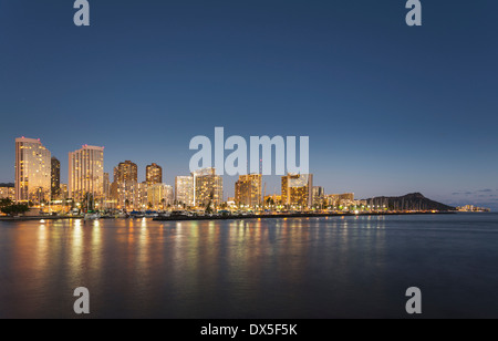 Honolulu skyline da Ala Moana Park di notte, Hawaii, STATI UNITI D'AMERICA Foto Stock