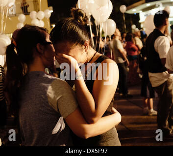 Petaling Jaya, Selangor, Malaysia. Xviii Mar, 2014. Una ragazza comfort il suo pianto amico durante una preghiera speciale per i passeggeri del mancante della Malaysia Airlines MH370 in un centro commerciale di Petaling Jaya, Selangor il 18 marzo 2014. Una coalizione di 26 paesi, tra cui la Thailandia, stanno cercando per la Malaysia Airlines 370, che scomparve il 8 marzo con 239 persone a bordo su un volo notturno da Kuala Lumpur a Pechino. Credito: Kamal Sellehuddin/ZUMAPRESS.com/Alamy Live News Foto Stock