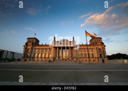 Bella vista frontale sul Reichstag in serata a Berlino Germania Foto Stock