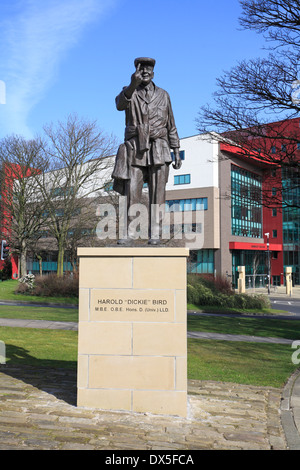 La statua di elevata di Harold Dickie Bird OBE, pensionato cricket arbitro, Barnsley, South Yorkshire, Inghilterra, Regno Unito. Foto Stock