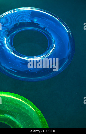 Blu e verde anelli gonfiabile in piscina, ad alto angolo di visione Foto Stock