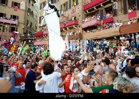 Il Palio di Siena 2011- La Giraffa cresce Foto Stock