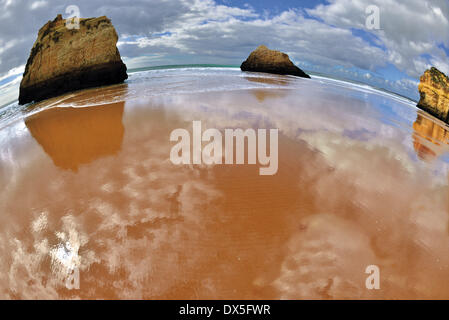 Il Portogallo, Algarve, spiaggia, Prainha, bay, Nikon obiettivo fisheye, 16mm, prospettiva fisheye, viaggi, turismo, natura, scogliere, acqua, onde, sabbia bagnata e la bassa marea, drammatico, 21 febbraio 2014. Foto Stock