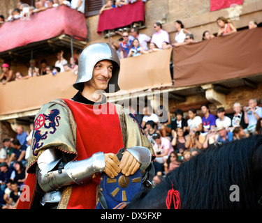 Il Palio di Siena 2011- La Giraffa cresce Foto Stock