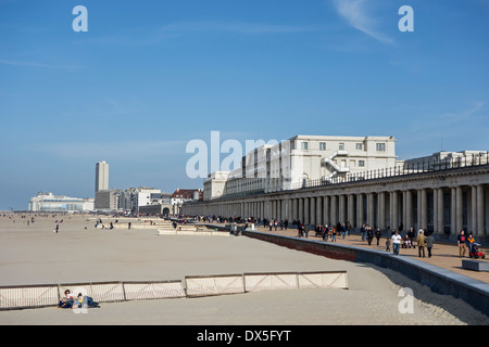 Spiaggia, il Royal Gallerie / Koninklijke Gaanderijen e le terme Palace Hotel, porticato neoclassico di Ostenda, Belgio Foto Stock