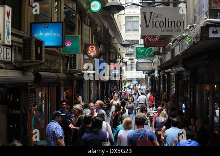 Un trafficato centro posto nella Laneways di Melbourne, Melbourne CBD (Central Business District) Australia Foto Stock