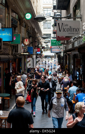 Un trafficato centro posto nella Laneways di Melbourne, Melbourne CBD (Central Business District) Australia Foto Stock