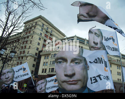 Mosca, Russia. Xviii Mar, 2014. Bandiere con la faccia di Vladimir Putin. Credito: Anna Sergeeva/ZUMAPRESS.com/Alamy Live News Foto Stock